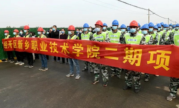 7参加奠基仪式的各方人员.jpg 7参加奠基仪式的各方人员.jpg