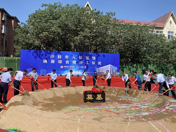 4出席开工仪式的各位领导共同为项目培土奠基.jpg 4出席开工仪式的各位领导共同为项目培土奠基.jpg