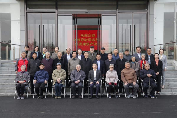 MK（中国）一站式体育服务官网领导和老同志们合影留念.jpg