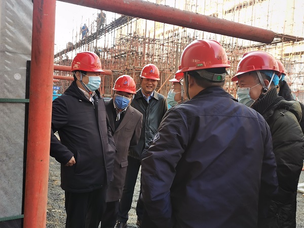 2、MK(中国)一站式体育服务官网领导与华能集团领导交流清水混凝土框架工艺.jpg 2、MK(中国)一站式体育服务官网领导与华能集团领导交流清水混凝土框架工艺.jpg