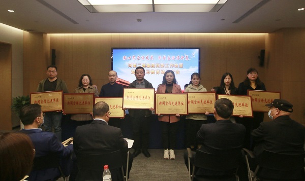 MK(中国)一站式体育服务官网2020年度“新闻宣传先进单位”领奖代表合影留念.jpg MK(中国)一站式体育服务官网2020年度“新闻宣传先进单位”领奖代表合影留念.jpg