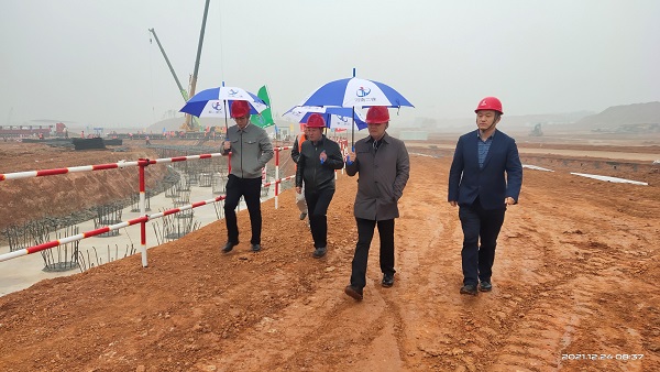 MK（中国）一站式体育服务官网董事、副总经理崔向军视察施工现场.jpg