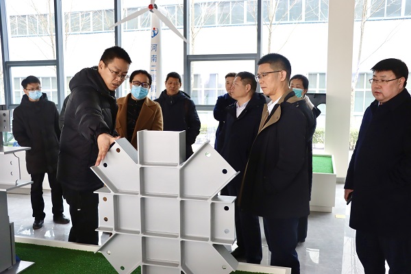 新乡职业技术学院校长夏锦红一行参观园区办公楼.jpg 新乡职业技术学院校长夏锦红一行参观园区办公楼.jpg