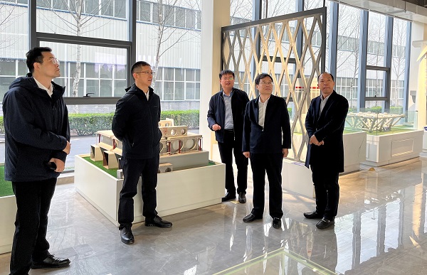 参观产业园.jpg 参观产业园.jpg