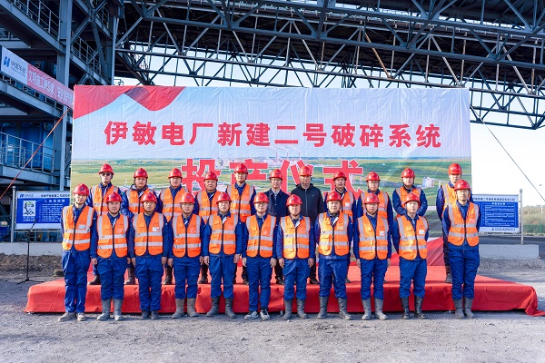 附件4 投产仪式现场MK（中国）一站式体育服务官网领导与项目部成员合影留念.jpg