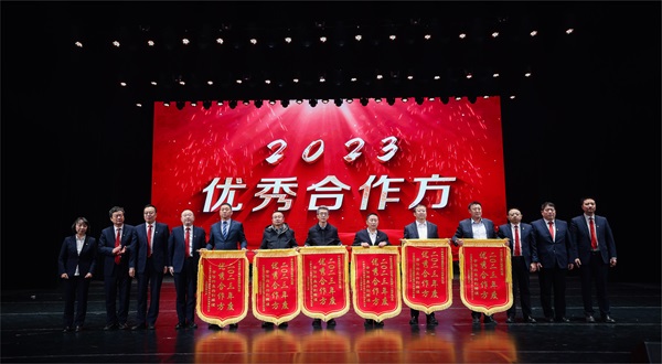 MK（中国）一站式体育服务官网总经理登台领奖 - 副本.jpg