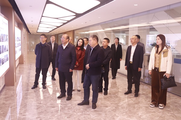 MK(中国)一站式体育服务官网董事长祝建明陪同孙秘书长一行参观企业文化长廊.jpg MK(中国)一站式体育服务官网董事长祝建明陪同孙秘书长一行参观企业文化长廊.jpg