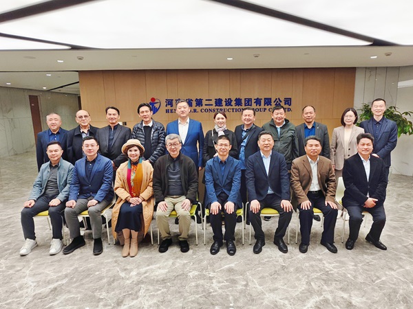 双方在集团总部合影留念.jpg 双方在集团总部合影留念.jpg